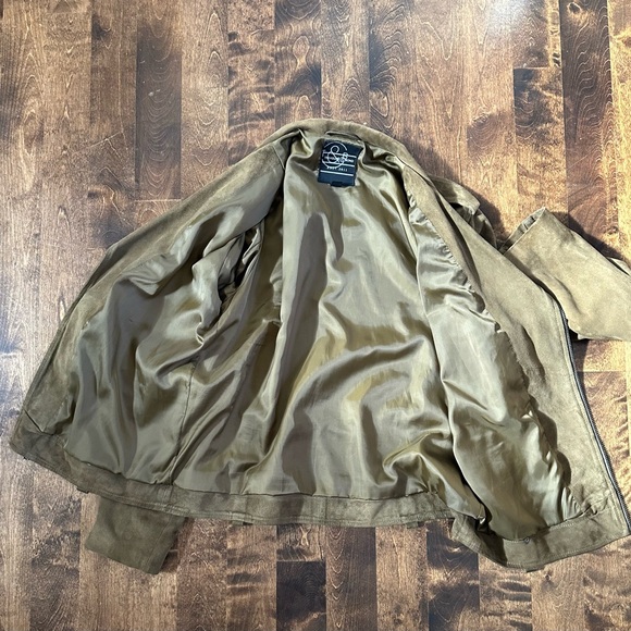 Biker jackets are always cool and in... but in green suede even more so! - Picture 5 of 5